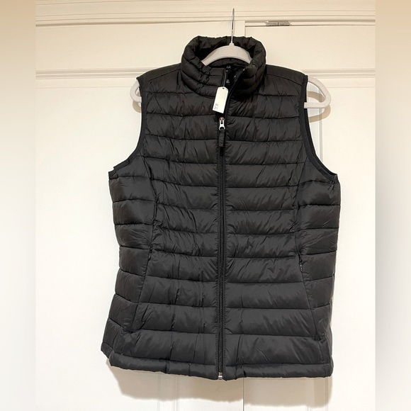 Puffer vest, new with tags size large lightweight pack able - Picture 1 of 5